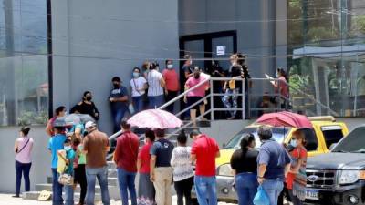 Una larga fila ya se había formado ayer afuera del lugar desde antes que abrieran.