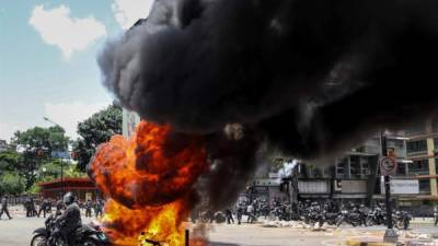 Varias motocicletas son consumidas por el fuego tras una explosión hoy, domingo 30 de julio de 2017, en inmediaciones de la Plaza Altamira de Caracas (Venezuela). EFE