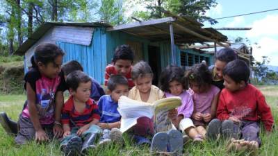 Pequeños escolares de la escuela Luces del Merendón, zona norte de Honduras.