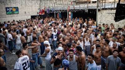 Pandilleros en una cárcel de El Salvador.