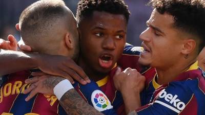 Ansu Fati festejando su gol con sus compañeros del Barcelona. Foto AFP.