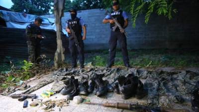 En el lugar encontraron varias armas, indumentaria militar y municiones de alto calibre.