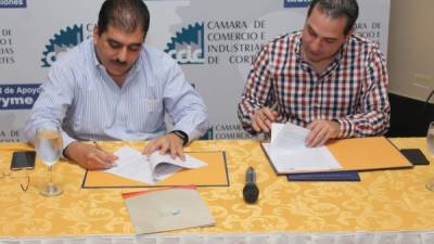 Jorge Faraj y César Pinto firman el documento para desarrollar la labor de capacitación. Foto: Jorge Monzón