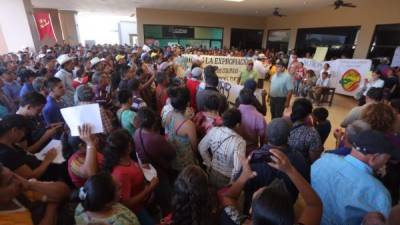 Protesta en San Pedro Sula frente al Instituto de la Propiedad.