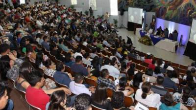 Cientos de estudiantes acudieron el año pasado a las diferentes ponencias y conferencias expuestas en el encuentro.