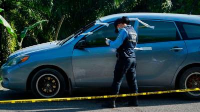 Tiroteo. El carro quedó a la orilla de la carretera y tenía impactos de bala en los vidrios de las puertas.