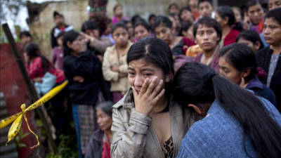 Varias mujeres lloran en las cercanías del lugar donde al menos 10 personas fueron asesinadas a tiros por desconocidos en un ataque armado ocurrido en una comunidad indígena ubicada en el norte del departamento de Guatemala. EFE