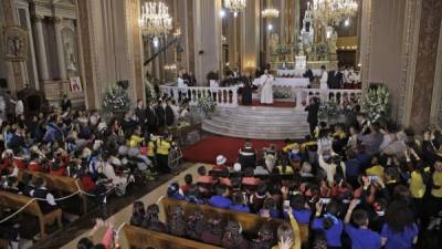 Cientos de jóvenes asistieron a la catedral de Michoacán para escuchar al Papa Francisco.