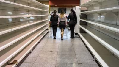 A una semana de que el Gobierno del presidente venezolano, Nicolás Maduro, fijara los precios de al menos 25 alimentos de la canasta básica, la gran mayoría de estos productos han desaparecido totalmente en los abastos y supermercados del país agravando la escasez de alimentos.