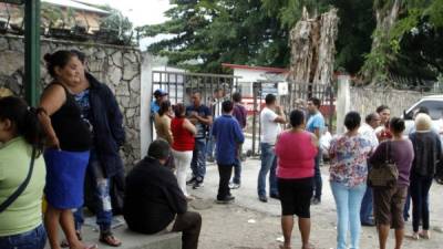 Familiares de las víctimas en las afueras de la morgue judicial.