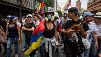 Venezuela lleva más de un mes con protestas casi constantes, las que a menudo degeneran en enfrentamientos que ya dejan decenas de muertos.