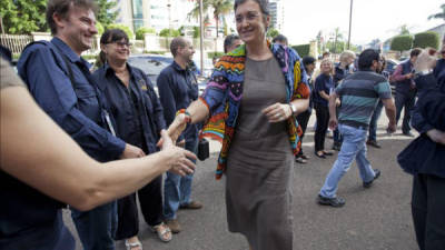 La jefa de la misión de observadores de la Unión Europea (UE), Ulrike Lunacek (c), despide a la misión de observadores de la UE este martes 19 de noviembre de 2013, en Tegucigalpa (Honduras). EFE