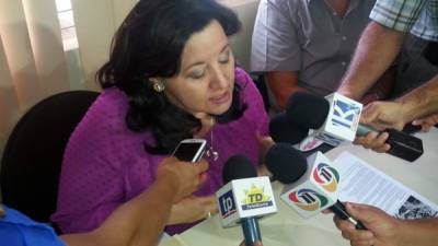 La ministra de Salud, Yolany Batres, mientras ofrecía una conferencia de prensa en el hospital Mario Rivas.