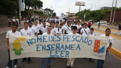 Durante el desfile, los estudiantes mostraron mensajes positivos.