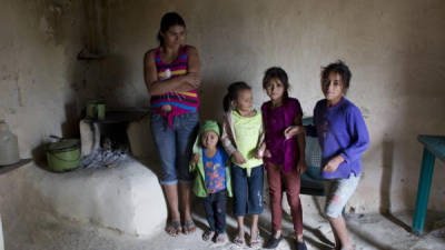 Teresa López, cortadora de café, posa junto a sus hijos en la comunidad del Modelo, en el municipio de San Nicolás, Honduras este 16 de enero de 2014