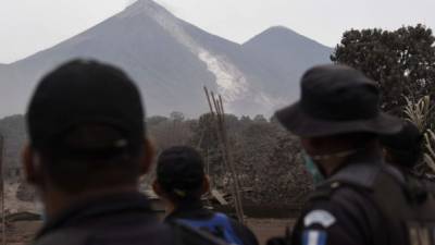 Las autoridades guatematlecas mantienen la alerta roja en tres departamentos por la actividad del Volcán de Fuego./AFP.