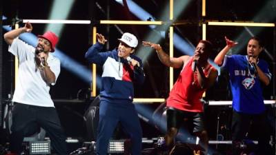 Bruno Mars hizo vibrar a la audiencia con su nuevo tema '24K Magic'.