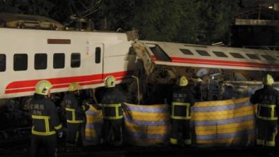 Al menos 18 personas murieron tras descarrillarse varios vagones de un tren en Taiwán./AFP.