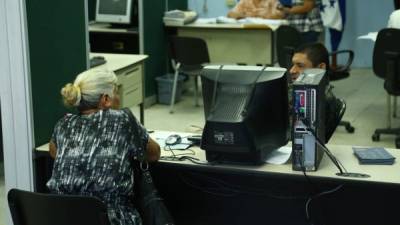 Los conciliadores le explican a los trabajadores qué probabilidades tienen de ganar el caso. Foto: Franklin Muñoz.