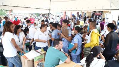Decenas de personas llegaron ayer a recibir asistencia médica al parque central. Foto: Franklin Muñoz