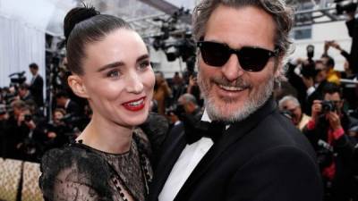 Rooney Mara y Joaquin Phoenix se conocieron en 2013, pero iniciaron su relación amorosa en 2016.