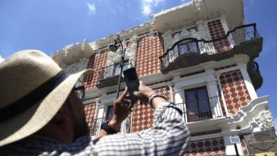 Las personas pusieron en peligro sus vidas por sacar fotos y videos de los desastres que causó el terremoto.