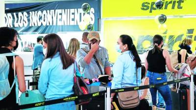 Viajeros hacen fila para ser atendidos por la aerolínea Spirit en el aeropuerto Ramón Villeda Morales. Foto:Melvin Cubas