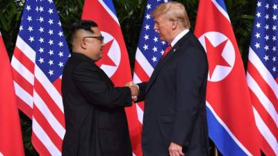 Trump y Kim Jong-un se saludan al inicio de la histórica cumbre en Singapur./AFP.