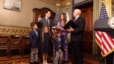 El nuevo embajador de EEUU ante la OEA, Carlos Trujillo (i), acompañado de su familia, mientras jura su cargo ante el vicepresidente estadounidense, Mike Pence. EFE