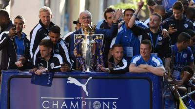 Cuerpo técnico y jugadores del Leicester alzaron la copa. Foto AFP.