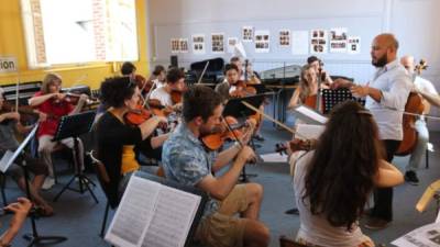 Óscar Barahona durante el ensayo de la orquesta en Francia.