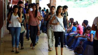 Estudiantes de la Unah-vs al salir de clases a incios del segundo semestre del 2014.