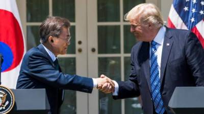 El presidente estadounidense, Donald Trump (d) estrecha la mano de su homólogo de Corea del Sur, Moon Jae-in (i) tras una rueda de prensa en Washington, Estados Unidos. EFE/Archivo