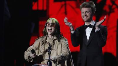 Billie Eilish y su hermano Finneas presentan el premio Álbum del año en los BRIT Awards 2020. AFP.