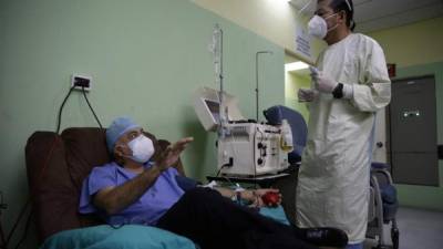 Al menos 200 personas han donado plasma en El Salvador tras recuperarse del coronavirus./EFE.