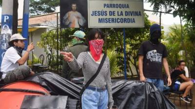 Encapuchados y fuertemente armados, antimotines y civiles recorren las calles o permanecen apostados en vías de acceso a las ciudades. AFP