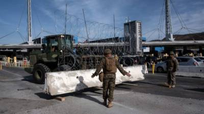 Militares estadounidenses se mantienen apostados en el cruce fronterizo de San Ysidro, frontera entre California y Tijuana./AFP.