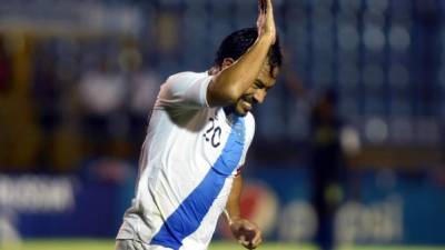 Carlos 'El Pescadito' Ruiz celebrando un gol con Guatemala.