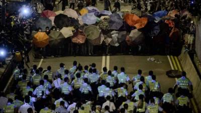 Policías y manifestantes protagonizaron violentos enfrentamientos en Hong Kong.