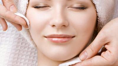 Debe someterse a una limpieza facial profunda mensual.