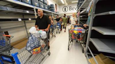 Los residentes de Miami se preparan con provisiones previo al impacto del huracán Dorian en el sur de Florida./AFP.