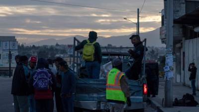 Tras permanecer varados por varias semanas en la ciudad mexicana de Tijuana, decenas de migrantes de la caravana que buscan solicitar asilo a las autoridades estadounidenses lograron conseguir trabajo temporal mientras esperan que se defina su situación migratoria.