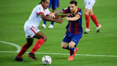 Lionel Messi no pudo marcar la diferencia ya que fue bien marcado por la defensa del Sevilla. Foto AFP.