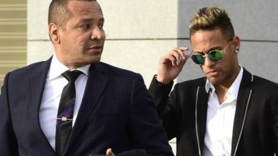 Neymar y su padre al ingresar a la Audiencia Nacional. Foto AFP.