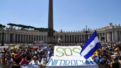 Faithful from Nicaragua attend the Sunday Angelus prayer of Pope Francis in St Peter's square on July 1, 2018 in Vatican. / AFP PHOTO / Andreas SOLARO