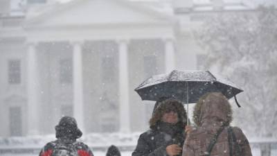 Una inusual tormenta invernal en la flamante primavera boreal, la cuarta en tres semanas en el este de Estados Unidos, provocó el miércoles la anulación de más de 3,000 vuelos y el cierre de las escuelas.