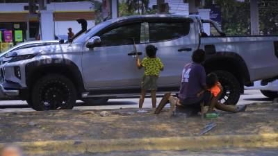 A largo y ancho de San Pedro Sula, pero sobre todo en los bulevares y calles principales, se observan a decenas de niños y niñas pidiendo dinero, algunos aparentemente solos y otros siendo vigilados por un adulto que está sentado con otros niños o que también está pidiendo entre los carros.
