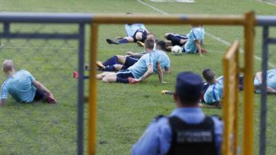 Un miembro de la Policía Nacional observa cómo entrenan los australianos.