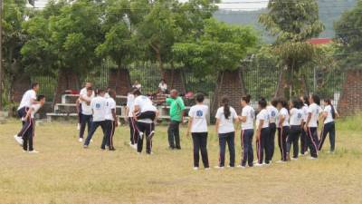 Estudiantes de tercero de ciclo común del Intae durante la clase de Educación Física. Foto: Jorge Monzón