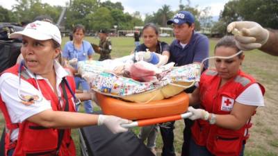 Los cuerpos de socorro mientras llevaban de emergencia a uno de los menores trasladados desde Yoro al Mario Rivas.